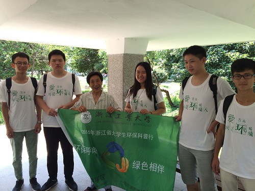 老奶奶对环保事业展现高度热情.jpg